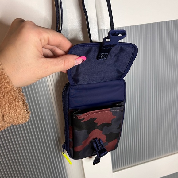 Lululemon zip-top crossbody bag - Picture 4 of 8